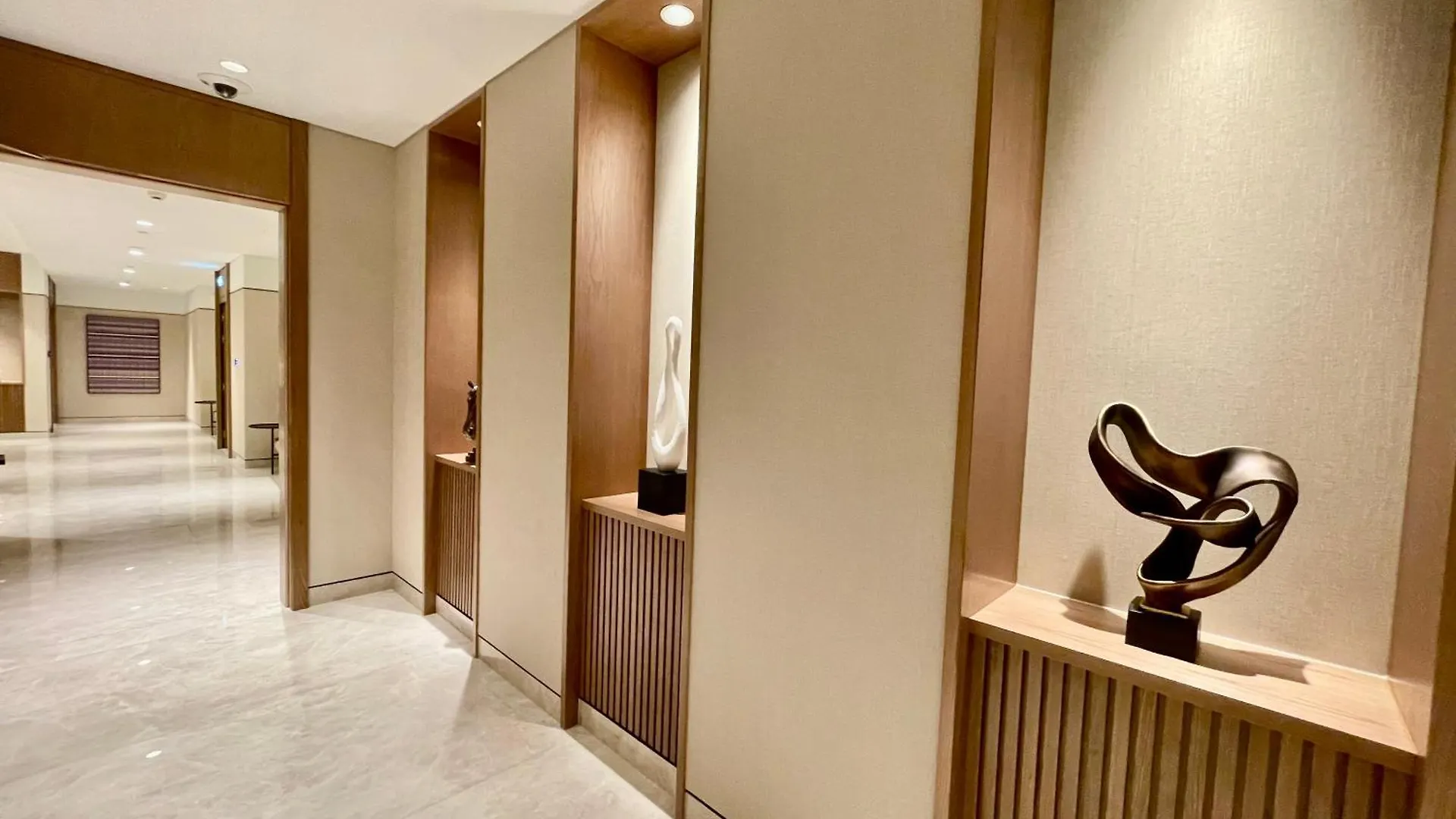 Chic Luxe 2Br I High Floor L By Burj Khalifa & Dubai Mall I Pool L Gym
