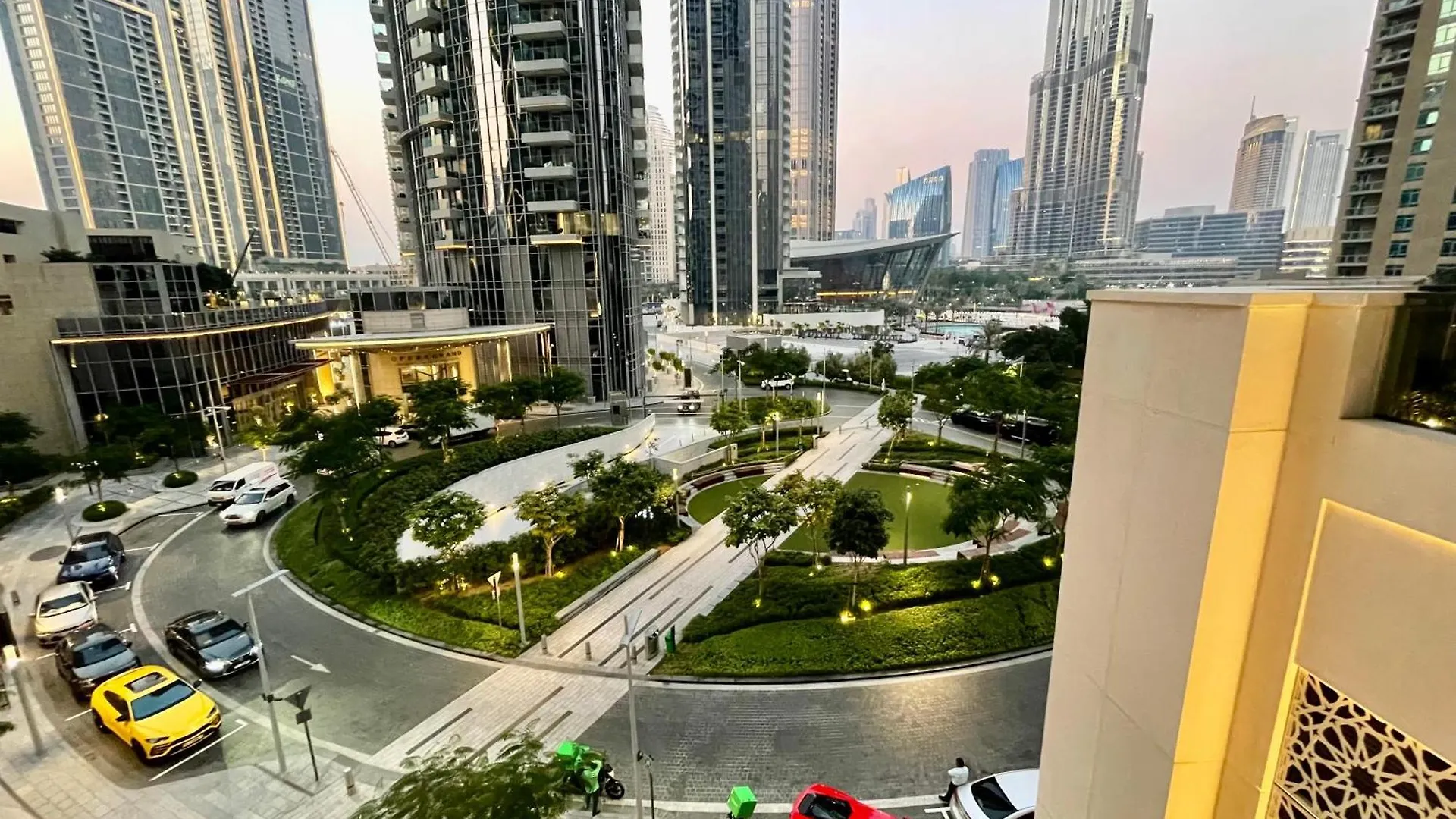 Chic Luxe 2Br I High Floor L By Burj Khalifa & Dubai Mall I Pool L Gym