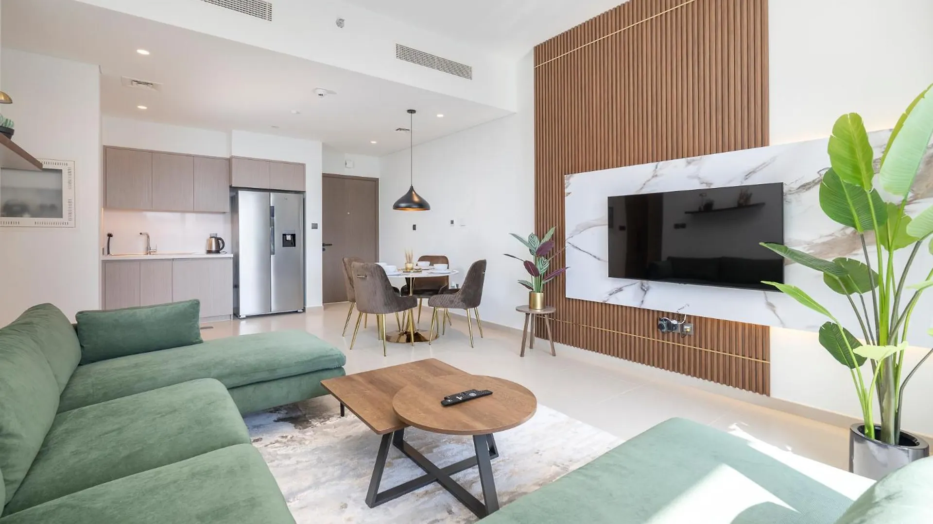 Chic Luxe 2Br I High Floor L By Burj Khalifa & Dubai Mall I Pool L Gym