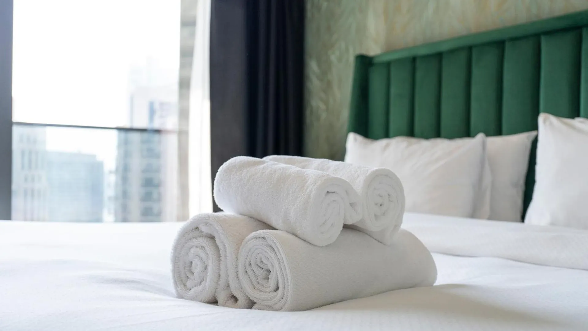Chic Luxe 2Br I High Floor L By Burj Khalifa & Dubai Mall I Pool L Gym