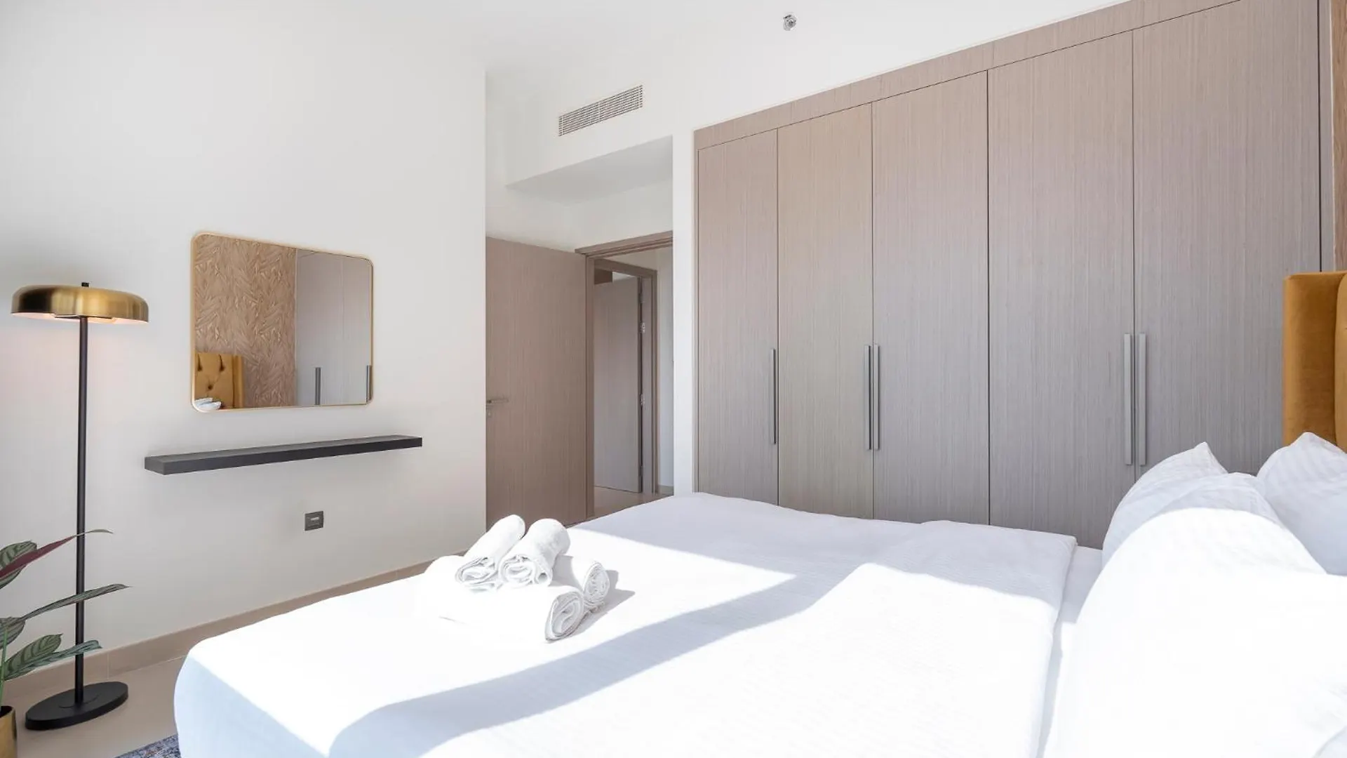 Apartment Chic Luxe 2Br I High Floor L By Burj Khalifa & Dubai Mall I Pool L Gym