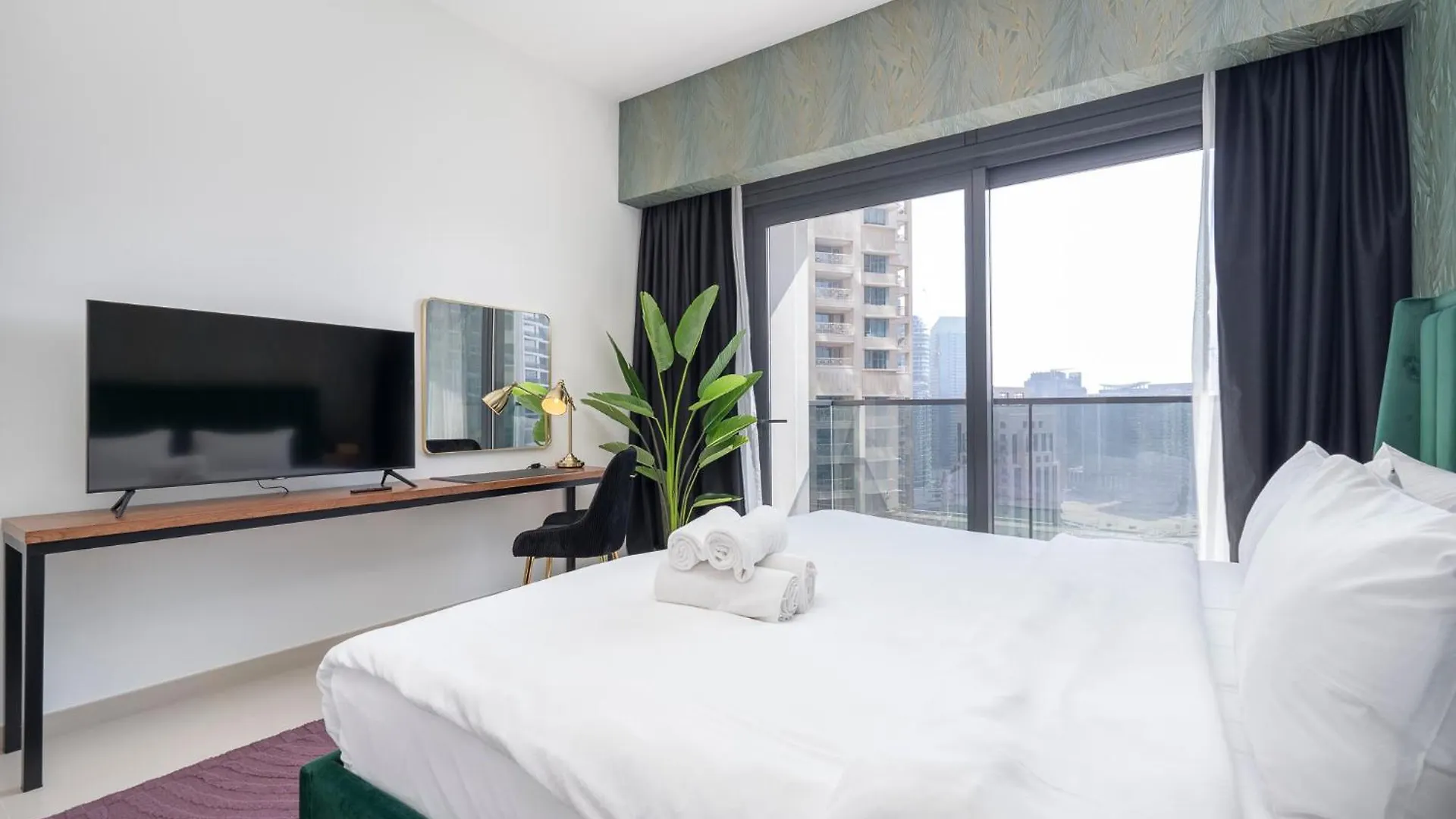 Apartment Chic Luxe 2Br I High Floor L By Burj Khalifa & Dubai Mall I Pool L Gym