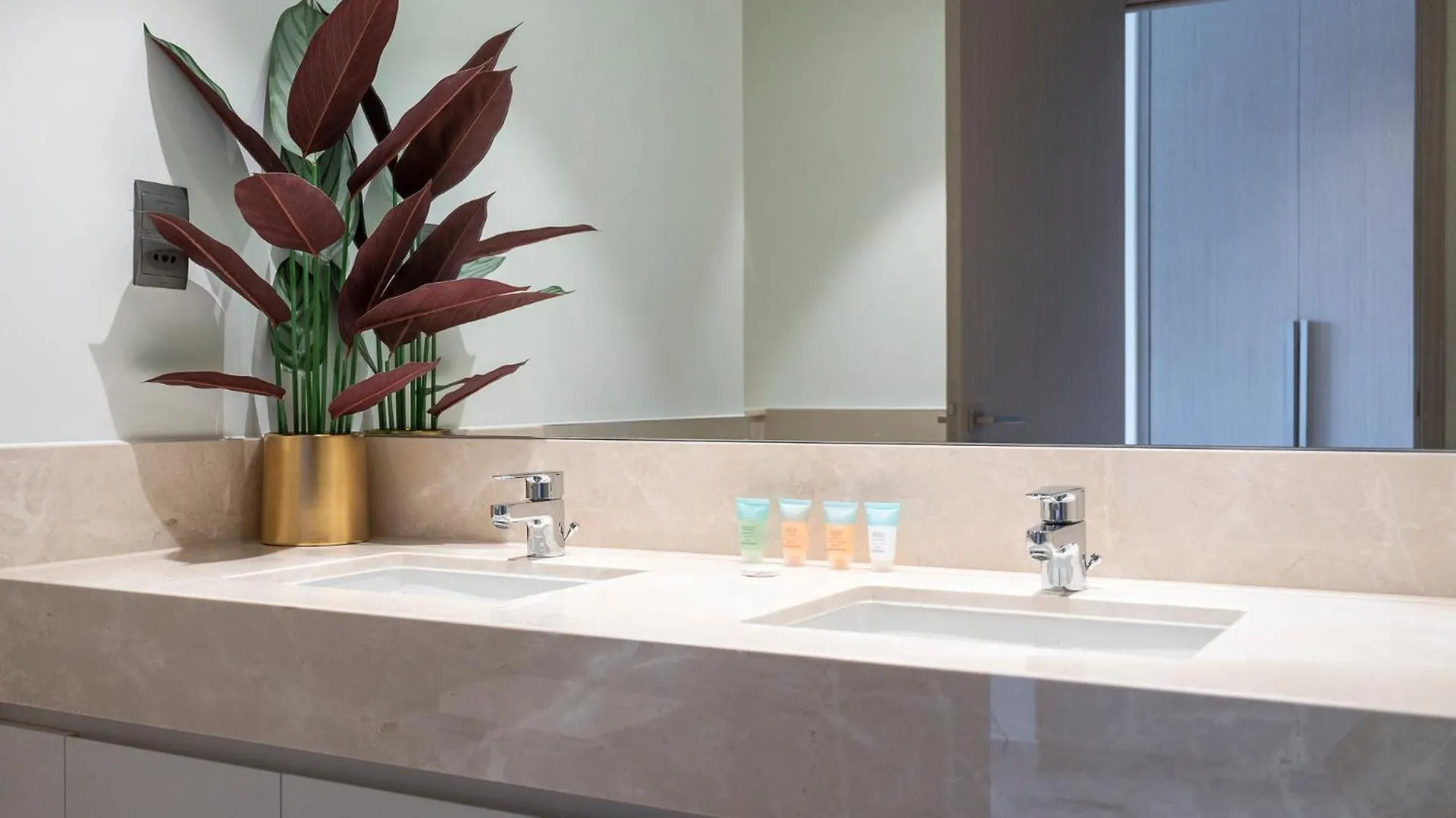 Apartment Chic Luxe 2Br I High Floor L By Burj Khalifa & Dubai Mall I Pool L Gym Vereinigte Arabische Emirate